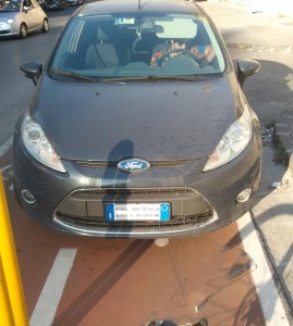 Subumano parcheggiato su Pista Ciclabile a Napoli