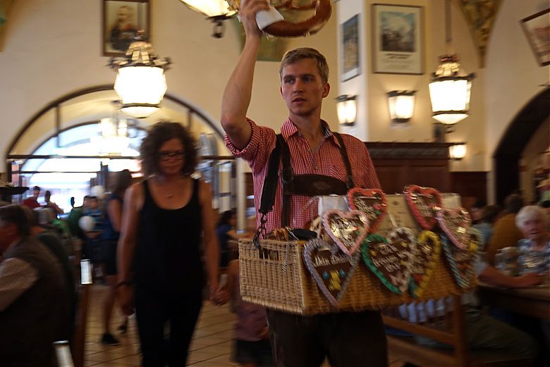 The typical scenery of the Hofbräuhaus, with beer and pretzels galore